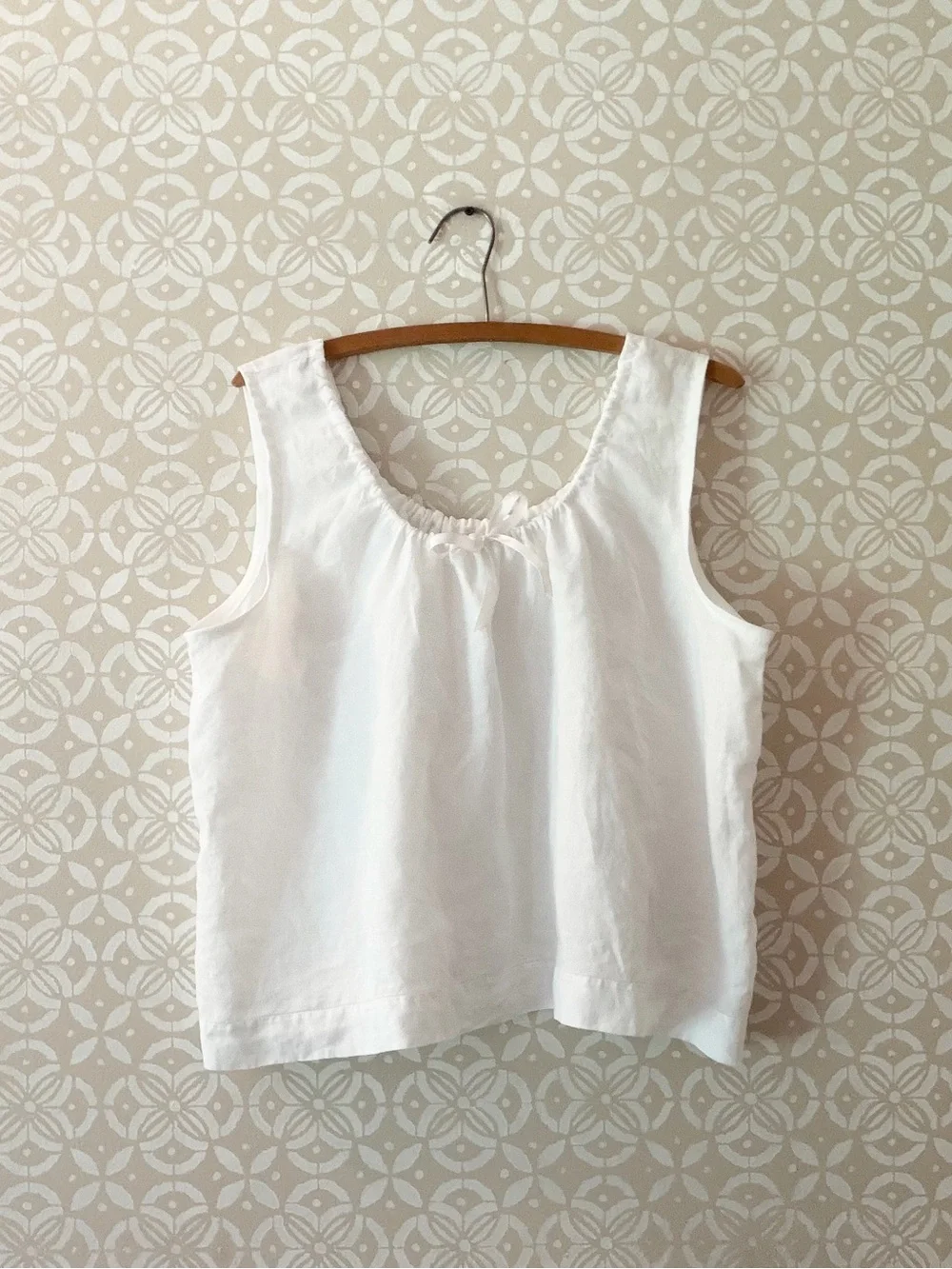 Women's White Sleeveless Scoop Neck Tank - Picture 1 of 4